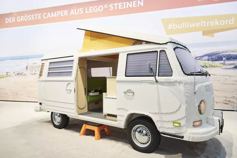 Cum arată Volkswagen T2 în varianta LEGO, compus din 400.000 de piese