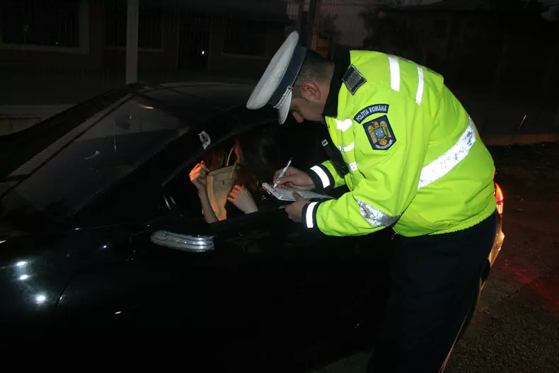 S-a votat: Șoferii pot scăpa de 2 puncte de penalizare dacă urmăresc filme