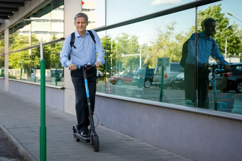 Dacian Cioloș interviu trotineta electrica foto Eli Driu 1