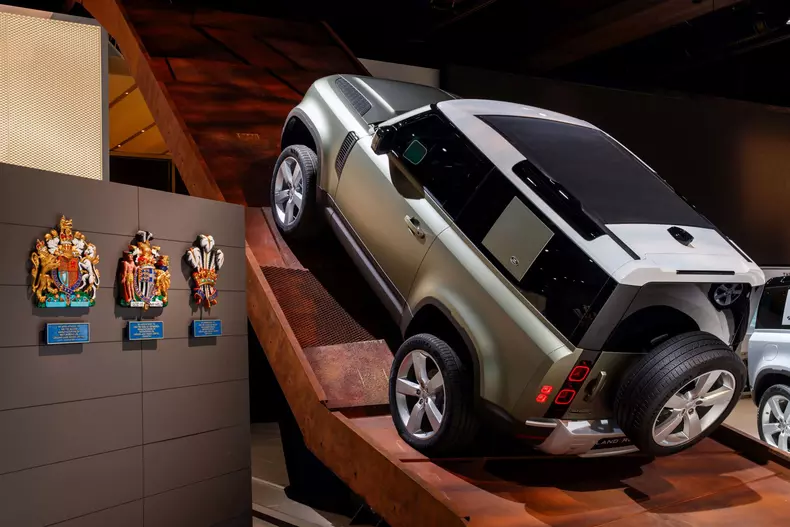 Land Rover Defender 01