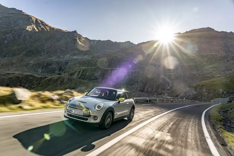 MINI Cooper SE Transfagarasan foto Radu Chindris 1