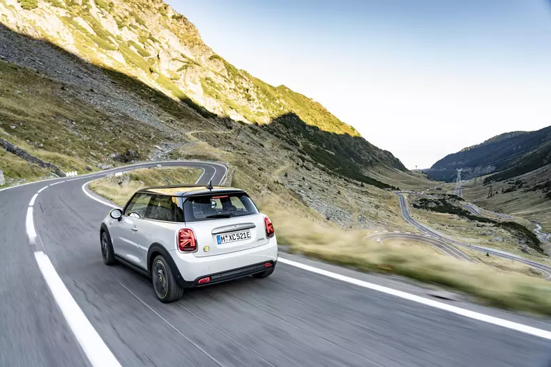 MINI Cooper SE Transfagarasan foto Radu Chindris 10