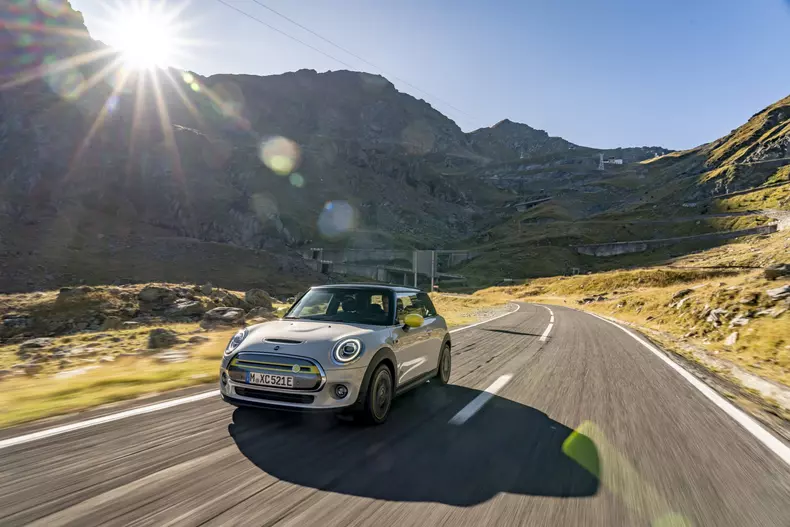 MINI Cooper SE Transfagarasan foto Radu Chindris 11