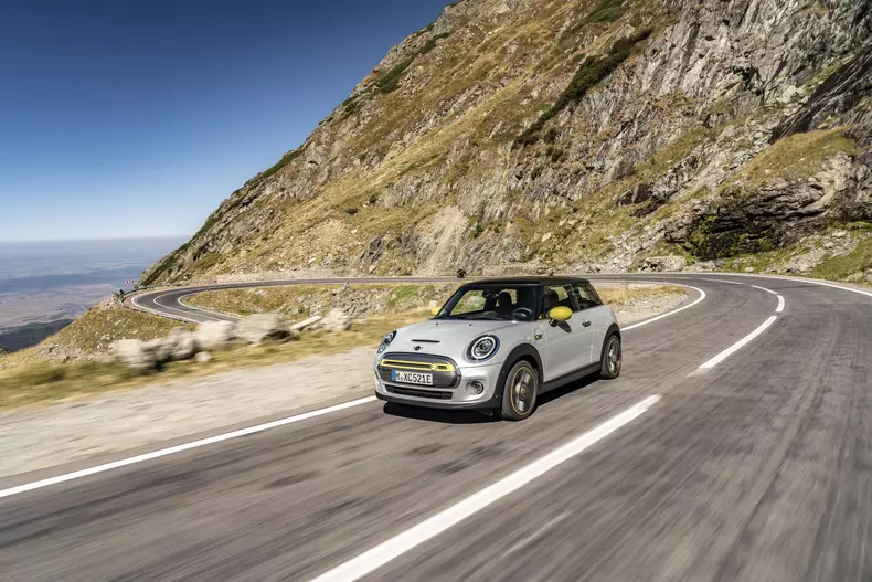 MINI Cooper SE Transfagarasan foto Radu Chindris 12