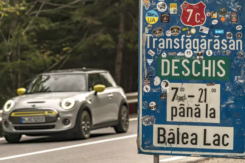 MINI Cooper SE Transfagarasan foto Radu Chindris 14