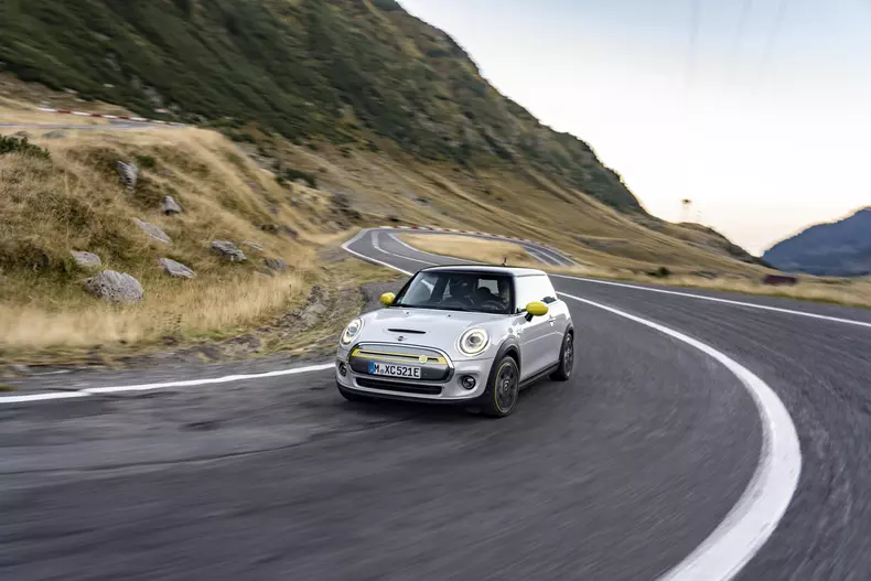 MINI Cooper SE Transfagarasan foto Radu Chindris 15