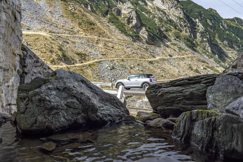 MINI Cooper SE Transfagarasan foto Radu Chindris 17