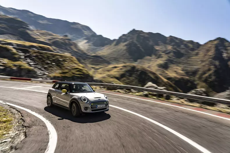 MINI Cooper SE Transfagarasan foto Radu Chindris 18