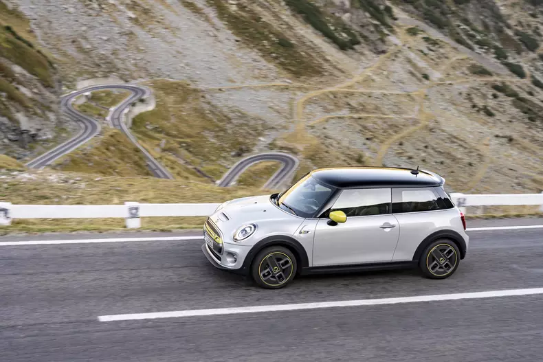 MINI Cooper SE Transfagarasan foto Radu Chindris 19