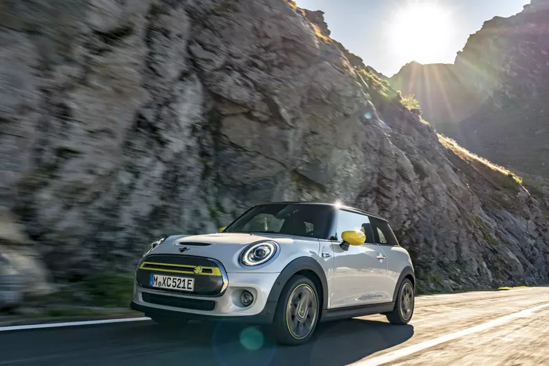 MINI Cooper SE Transfagarasan foto Radu Chindris 2