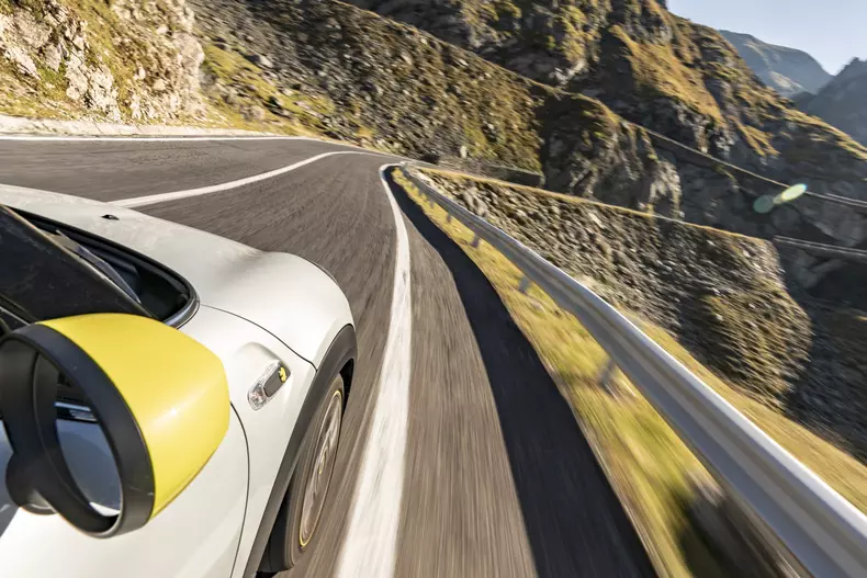 MINI Cooper SE Transfagarasan foto Radu Chindris 20