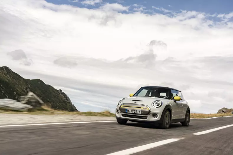 MINI Cooper SE Transfagarasan foto Radu Chindris 6