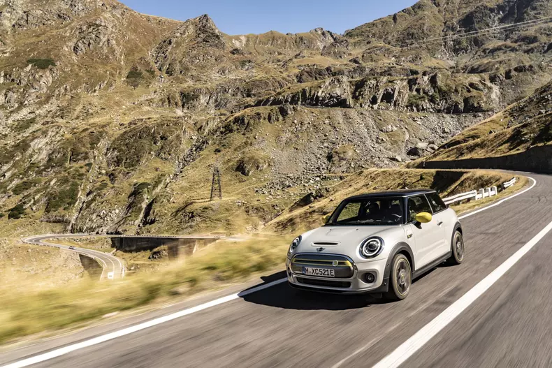MINI Cooper SE Transfagarasan foto Radu Chindris 9