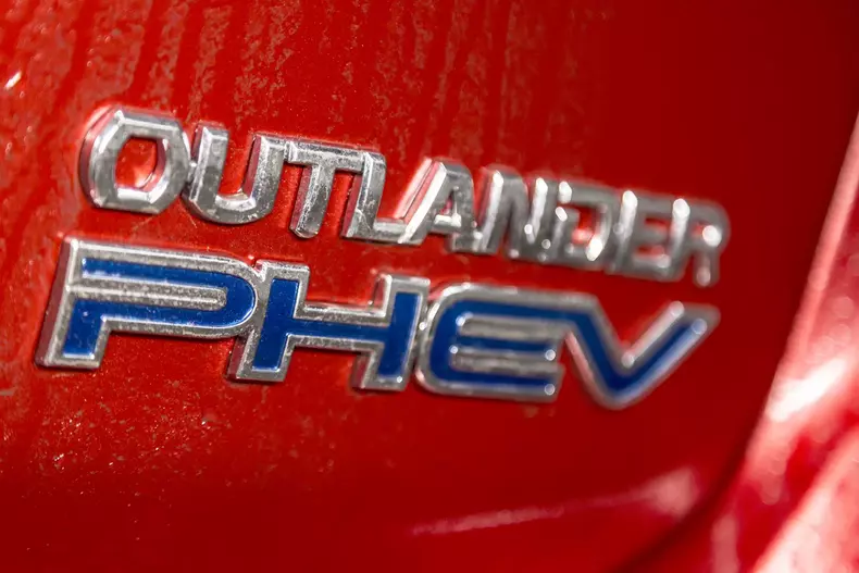Mitsubishi Outlander PHEV 002