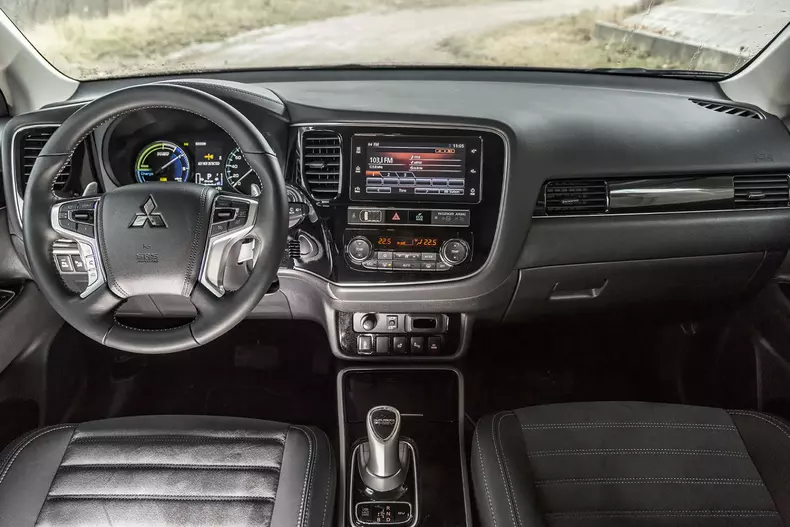 Mitsubishi Outlander PHEV 004