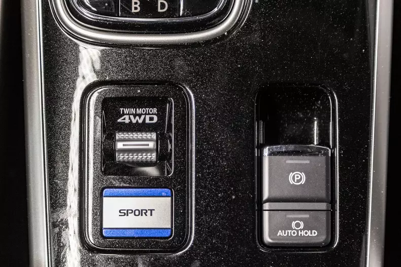 Mitsubishi Outlander PHEV 005