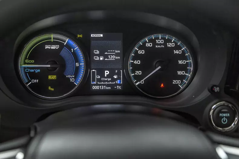 Mitsubishi Outlander PHEV 007