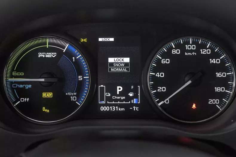 Mitsubishi Outlander PHEV 010