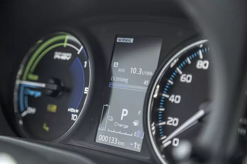 Mitsubishi Outlander PHEV 015