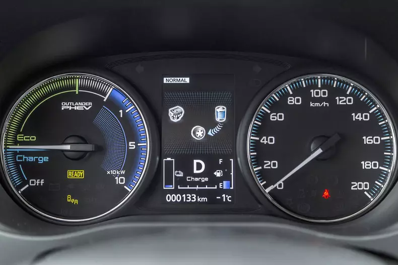 Mitsubishi Outlander PHEV 016