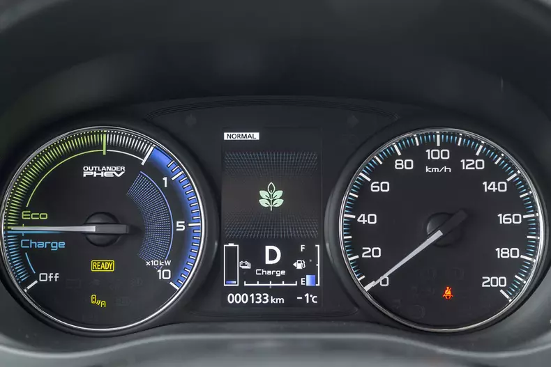 Mitsubishi Outlander PHEV 017