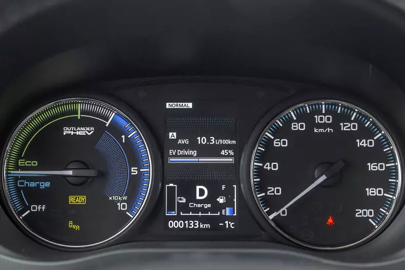 Mitsubishi Outlander PHEV 019