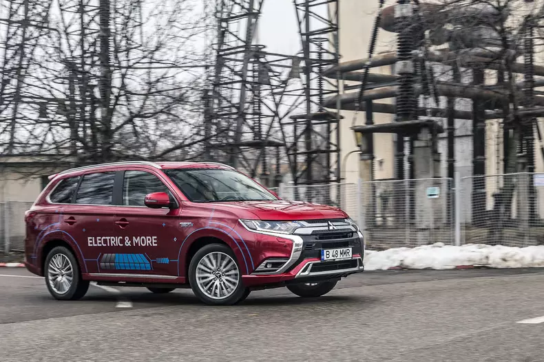 Mitsubishi Outlander PHEV 025