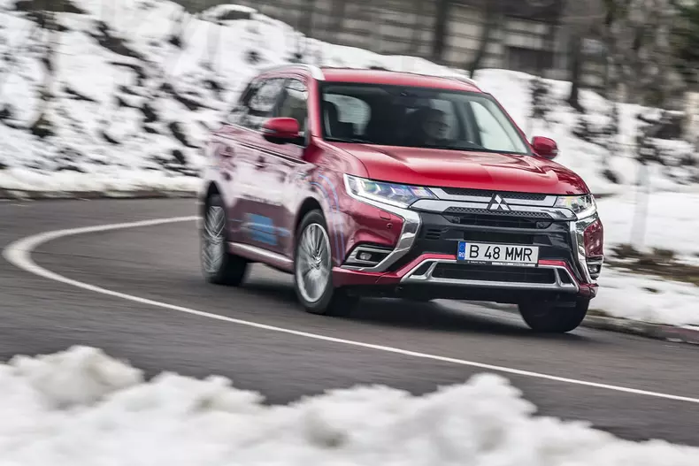 Mitsubishi Outlander PHEV 030