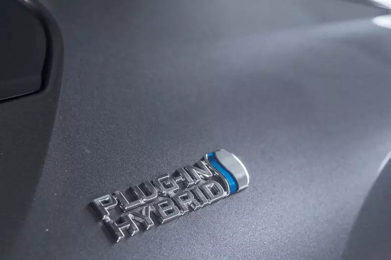 Toyota Prius PHEV 001