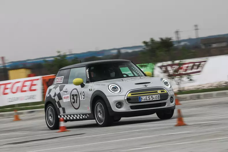 MINI Cooper SE la CNSS 2020 foto Dragos Savu023