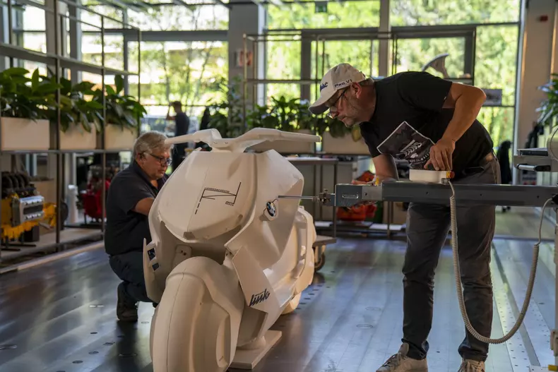 BMW Motorrad Definition CE 04 072