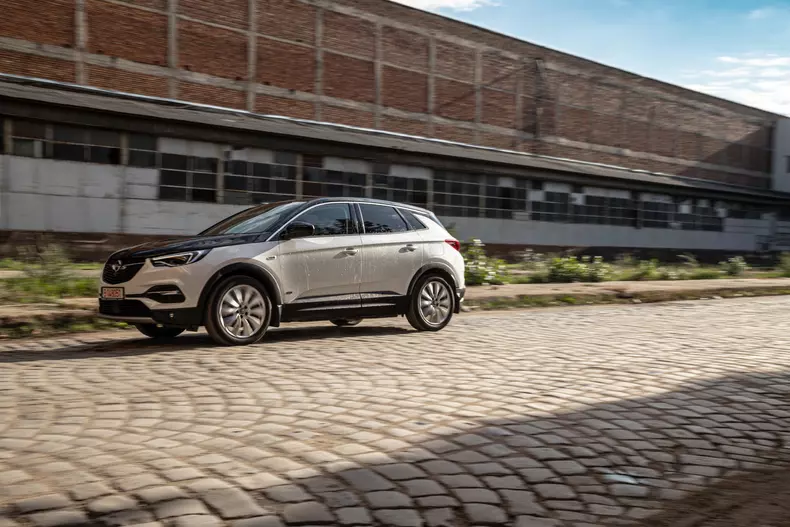 Opel Grandland X Hybrid4 002