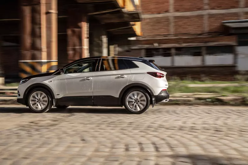 Opel Grandland X Hybrid4 003