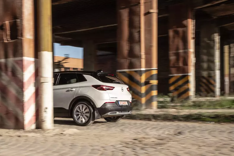 Opel Grandland X Hybrid4 004