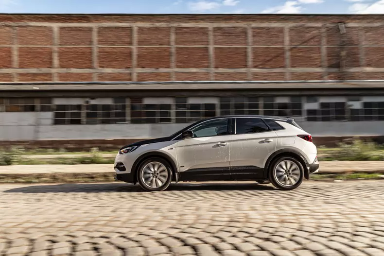 Opel Grandland X Hybrid4 007