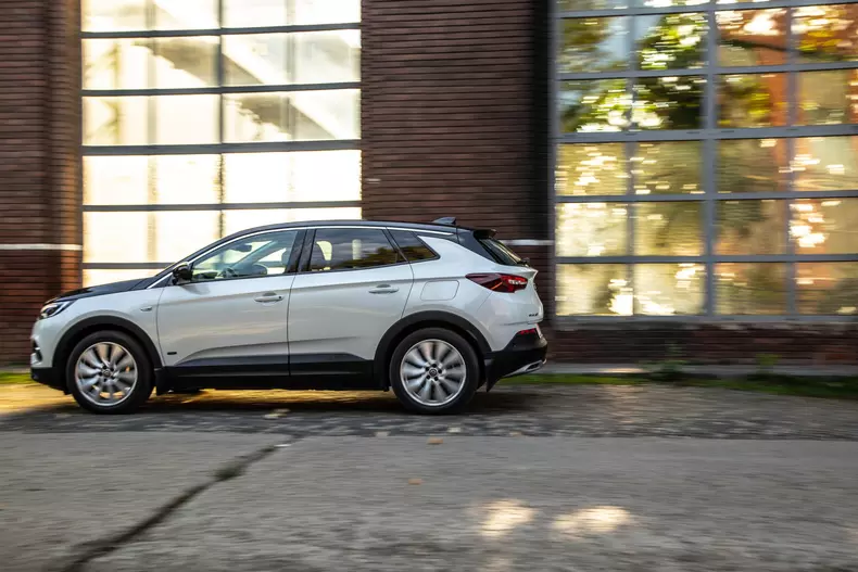 Opel Grandland X Hybrid4 010