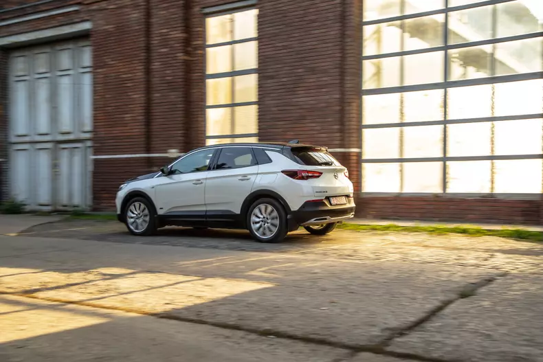 Opel Grandland X Hybrid4 011