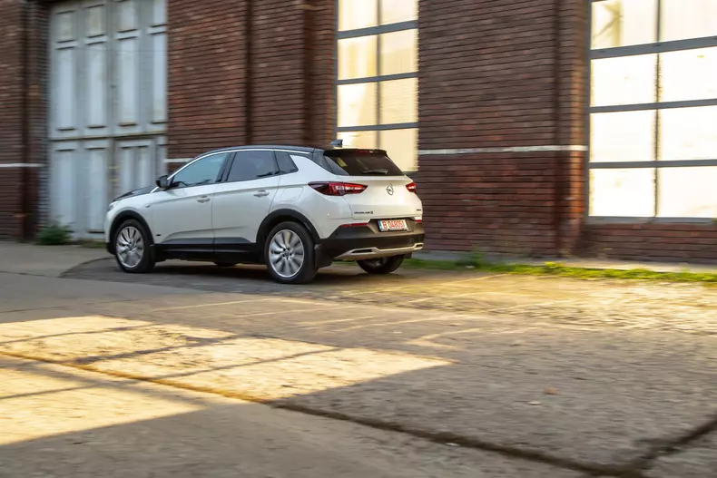 Opel Grandland X Hybrid4 012