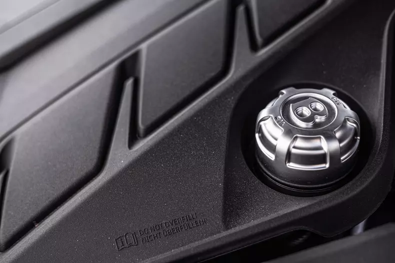 Bentley Bentayga V8 facelift 025