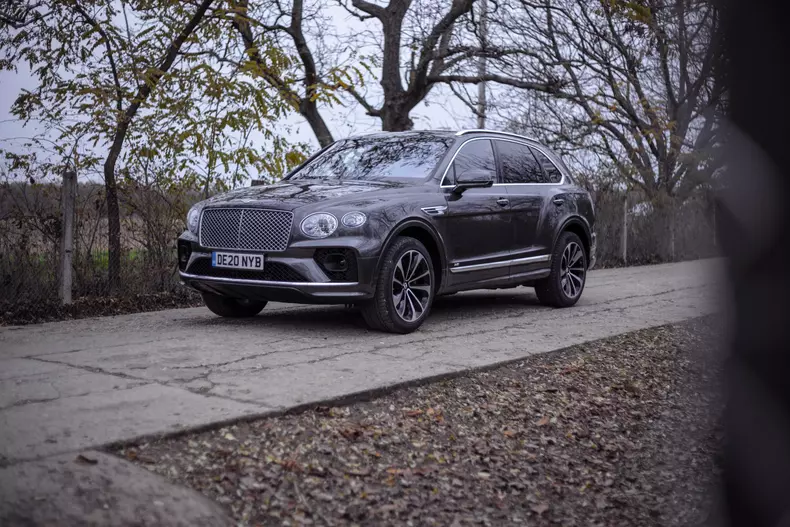 Bentley Bentayga V8 facelift 052