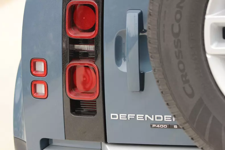 Land Rover Defender 003