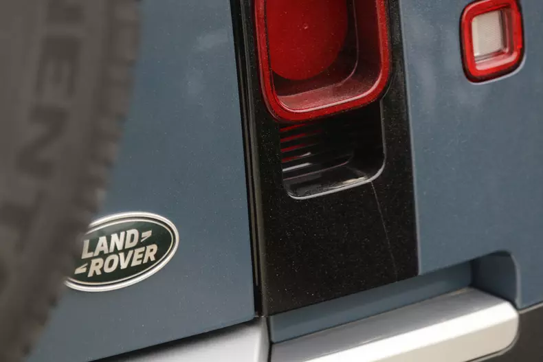 Land Rover Defender 004