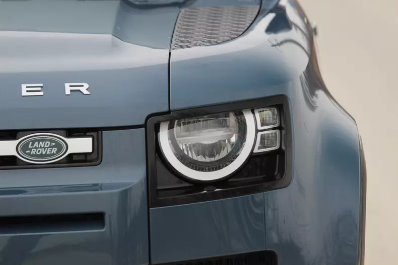 Land Rover Defender 007