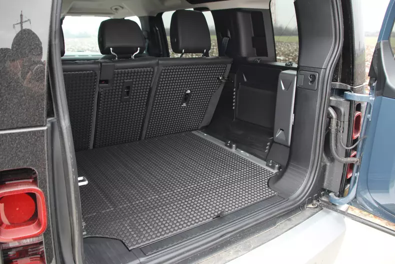 Land Rover Defender 009