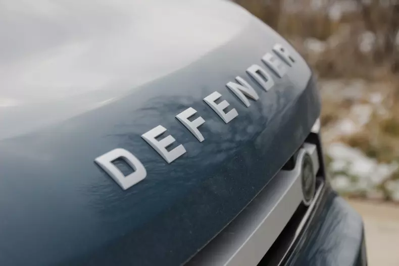 Land Rover Defender 011