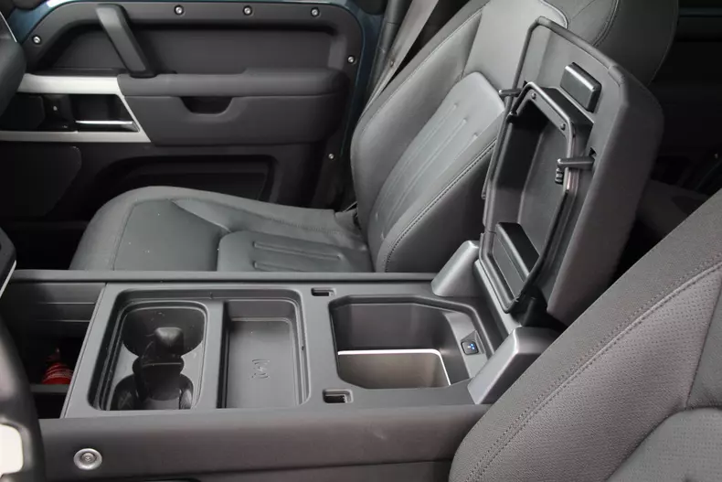 Land Rover Defender 017