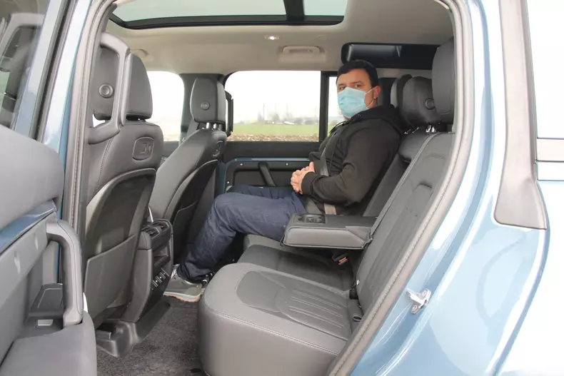 Land Rover Defender 019