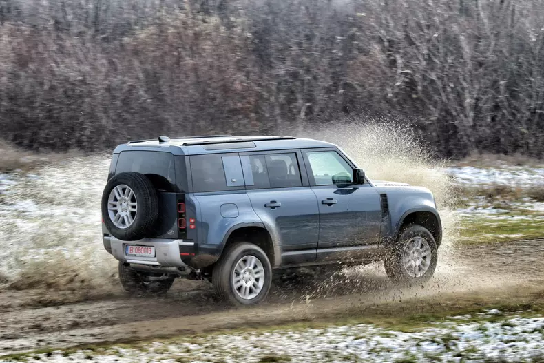 Land Rover Defender 021