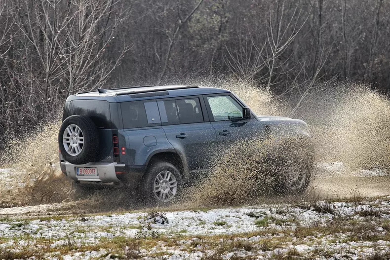 Land Rover Defender 022