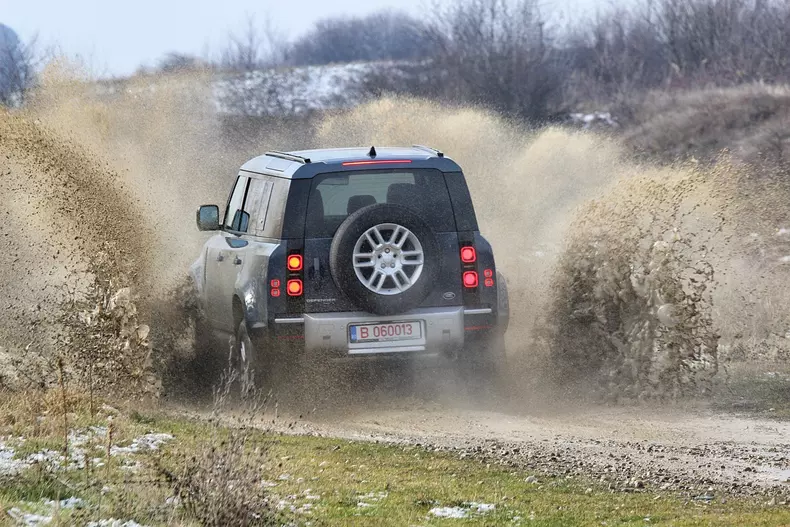 Land Rover Defender 023